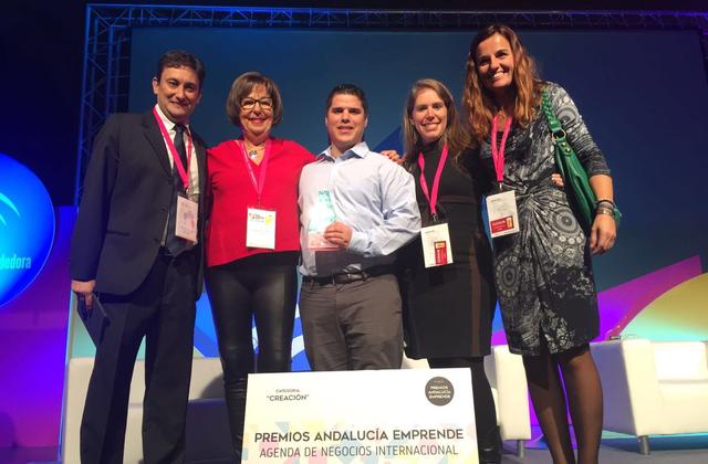Premio Andalucía Emprende a Hearing Software y Senda. Antonio Sánchez con miembros de la UMA.
